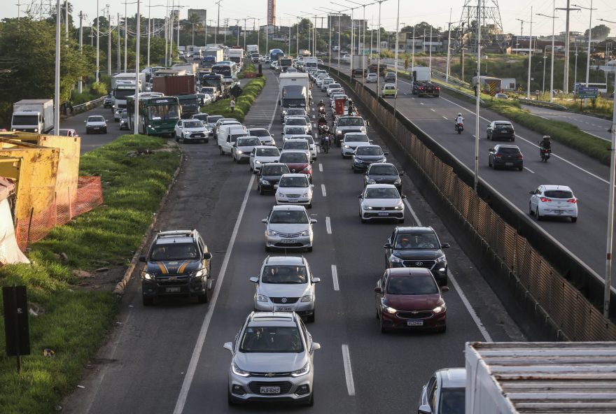 acidente-na-br-324-deixa-motorista-preso-as-ferragens-e-gravemente-ferido SALVADOR
O movimento está intenso na saída da cidade em vários pontos. Na BR 324, Cia Aeroporto e Estrada do Coco, há registro de grande fluxo de veículos. A Polícia Rodoviária Federal (PRF) e as concessionárias responsáveis pelos trechos de saída da cidade preveem um São João movimentado. Segundo a Concessionária Bahia Norte, responsável pelo Sistema BA-093, estima-se que circulem cerca de 300 mil veículos entre os dias 21 e 24 de junho. Já a Concessionária Litoral Norte prevê a passagem de mais de 134 mil veículos na rodovia durante o feriado prolongado, entre sexta-feira (21) e terça-feira (25).
Na foto: Movimento intenso na BR-324
Foto: Raphael Muller / Ag. A TARDE
Data: 21/06/2024