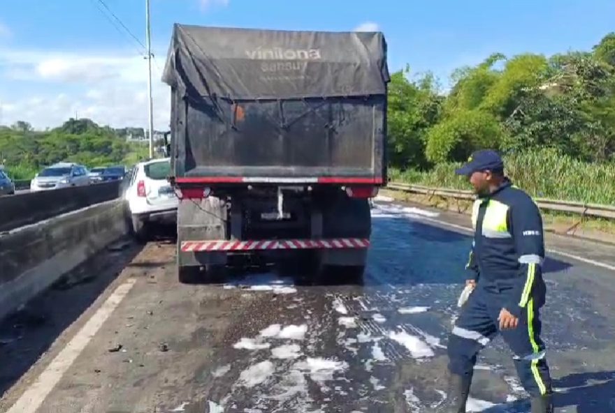 acidente-na-br-324-envolvendo-13-veiculos-deixa-seis-pessoas-feridas-e-trecho-e-interditado acidente-na-br-324-envolvendo-13-veiculos-deixa-seis-pessoas-feridas-e-trecho-e-interditado
