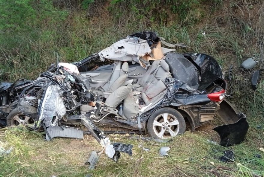 acidente-na-br-330-deixa-duas-vitimas-fatais-e-tres-feridos-na-bahia3A-incidente-tragico-entre-carro-e-caminhao-no-sudoeste.-mantenha-se-informado-com-o-de-bahia