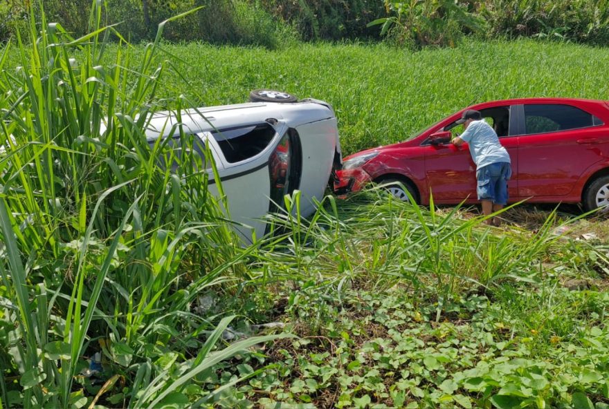 acidente-na-br-3432C-em-teresina2C-resulta-em-dois-carros-caindo-em-ribanceira acidente-na-br-3432C-em-teresina2C-resulta-em-dois-carros-caindo-em-ribanceira
