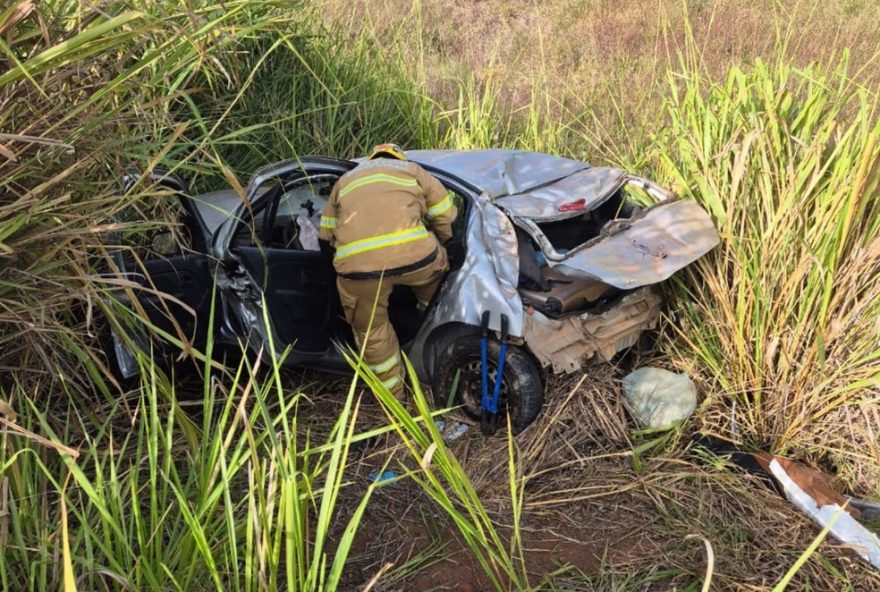 acidente-na-br-3543A-motorista-morre-e-passageira-fica-ferida-apos-capotamento-em-campos-altos