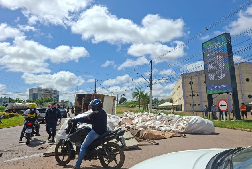 acidente-na-br-3643A-caminhao-com-fardos-de-acucar-tomba-em-rio-branco3B-video acidente-na-br-3643A-caminhao-com-fardos-de-acucar-tomba-em-rio-branco3B-video