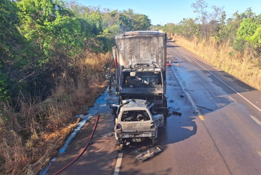 acidente-na-br-3653A-carro-colide-com-caminhao2C-motorista-morre-carbonizado