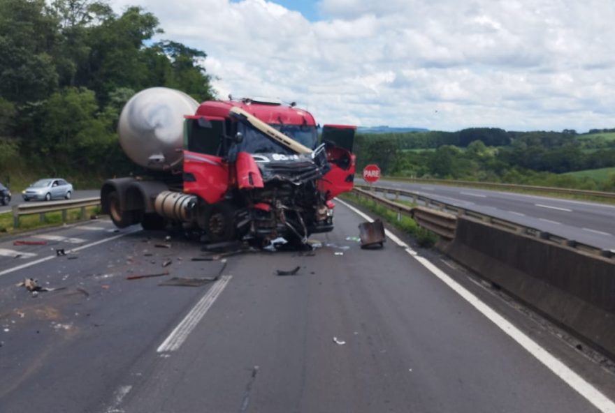 acidente-na-br-376-deixa-tres-feridos-apos-colisao-entre-caminhoes acidente-na-br-376-deixa-tres-feridos-apos-colisao-entre-caminhoes