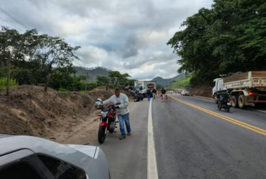 acidente-na-br-381-deixa-uma-pessoa-morta-apos-colisao-entre-caminhao-e-carro-de-passeio acidente-na-br-381-deixa-uma-pessoa-morta-apos-colisao-entre-caminhao-e-carro-de-passeio