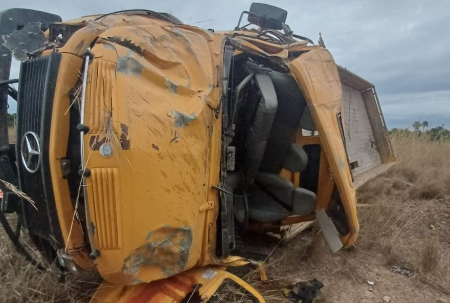 acidente-na-br-4013A-caminhao-carregado-de-cassiterita-capota-e-deixa-uma-pessoa-morta-e-duas-feridas acidente-na-br-4013A-caminhao-carregado-de-cassiterita-capota-e-deixa-uma-pessoa-morta-e-duas-feridas