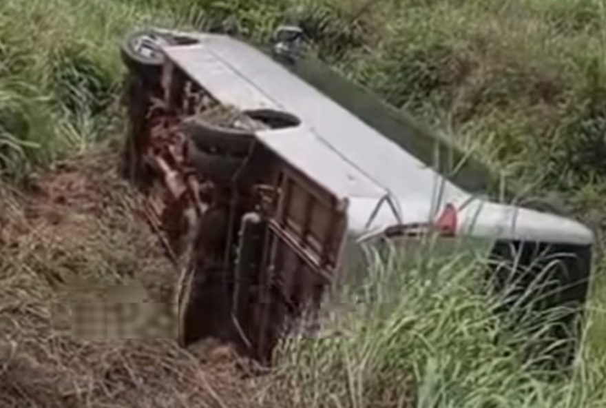 acidente-na-br3A-micro-onibus-com-alunos-do-ifma-tomba-apos-problema-mecanico acidente-na-br3A-micro-onibus-com-alunos-do-ifma-tomba-apos-problema-mecanico