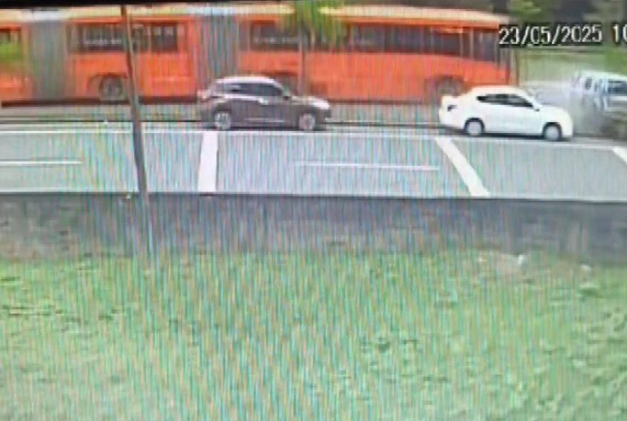 acidente-na-canaleta3A-caminhonete-colide-com-onibus-em-curitiba2C-deixando-10-feridos