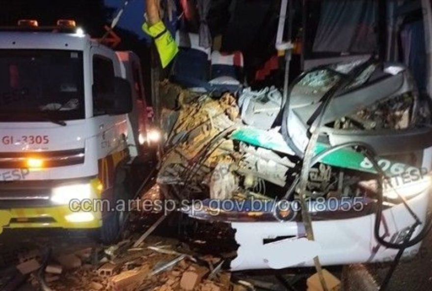 acidente-na-castello-branco3A-onibus-com-29-passageiros-colide-em-carreta-em-itu acidente-na-castello-branco3A-onibus-com-29-passageiros-colide-em-carreta-em-itu