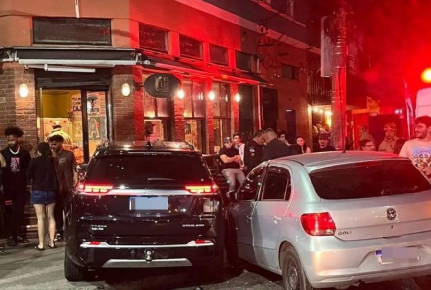 acidente-na-esquina-de-arnaldo-quintela-e-fernandes-guimaraes-resulta-em-feridos3A-alerta-para-seguranca-no-transito-em-botafogo