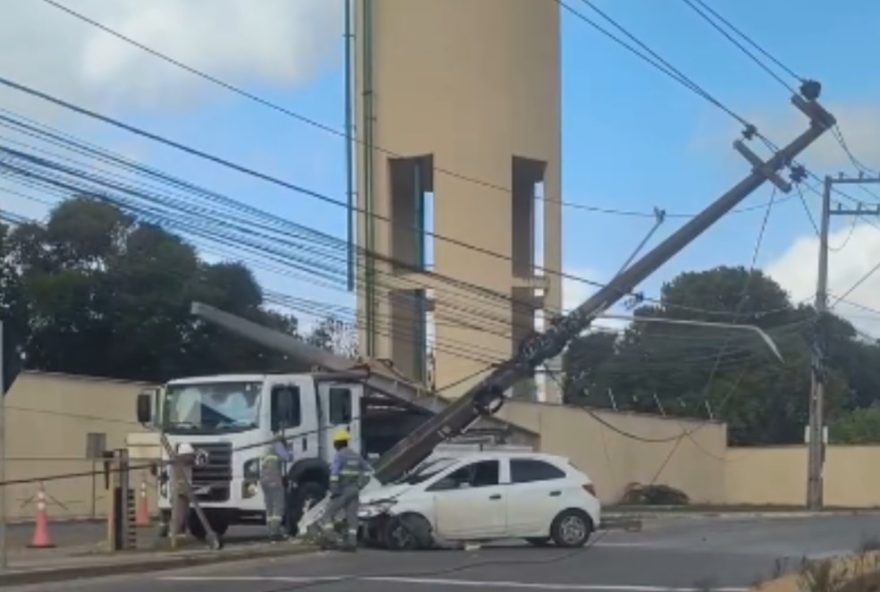 acidente-na-ma-2013A-carro-de-passeio-colide-em-poste-e-deixa-condutor-ferido acidente-na-ma-2013A-carro-de-passeio-colide-em-poste-e-deixa-condutor-ferido