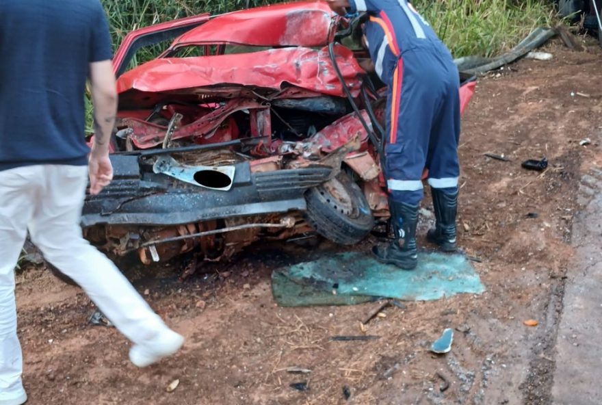 acidente-na-mg-176-em-luz-resulta-em-duas-mortes3A-motorista-do-carro-e-passageira-falecem-apos-colisao-com-caminhao