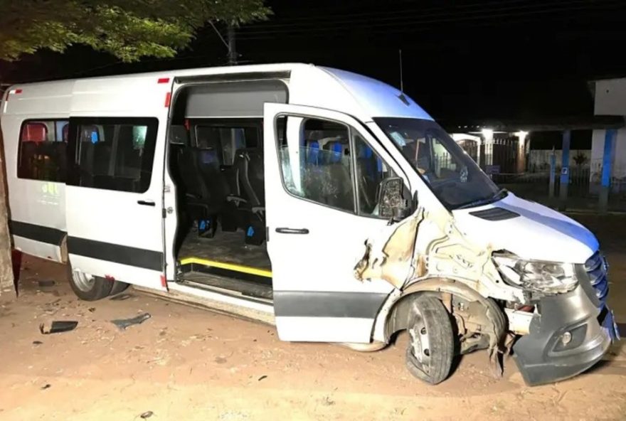 acidente-na-mg-2653A-carro-colide-com-van-com-alunos-de-jogos-escolares