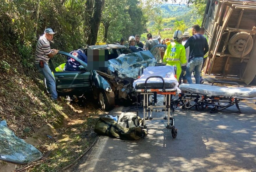 acidente-na-mg-2903A-mulher-ferida-apos-colisao-entre-carro-e-caminhao-em-inconfidentesmg