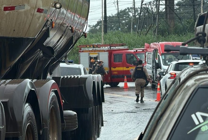 acidente-na-mg-4243A-onibus-colide-com-carreta-e-deixa-multiplas-vitimas2C-veja-detalhes acidente-na-mg-4243A-onibus-colide-com-carreta-e-deixa-multiplas-vitimas2C-veja-detalhes