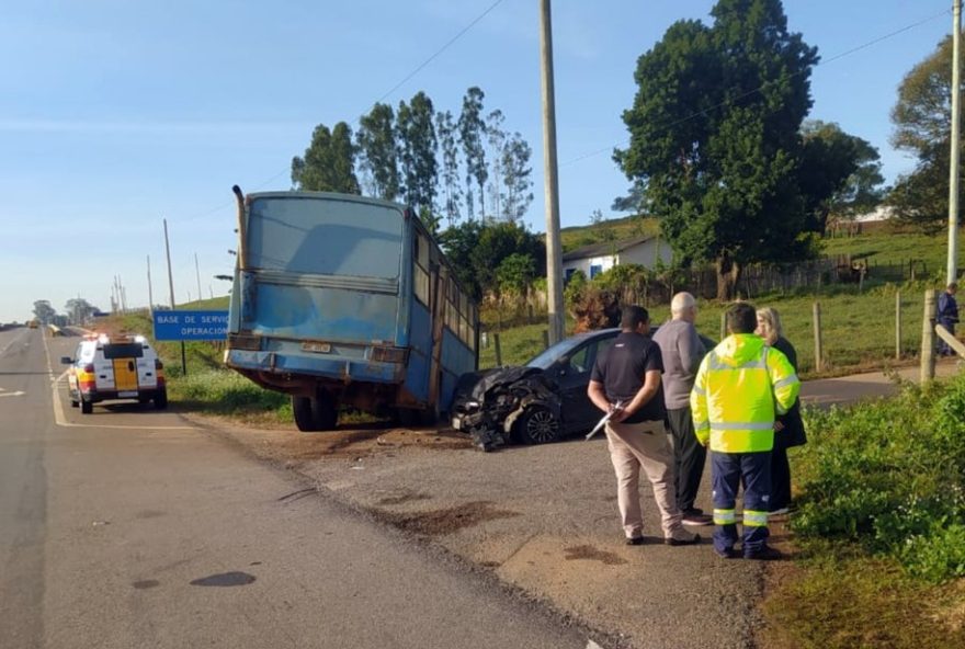 acidente-na-mgc-491-deixa-cinco-feridos-em-tres-coracoes2C-mg3A-onibus-colide-com-carro-devido-a-neblina