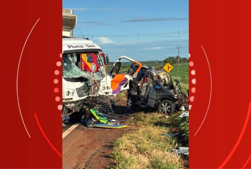 acidente-na-pr-170-em-rolandia3A-seis-da-mesma-familia-morrem-em-colisao-entre-carro-e-caminhao