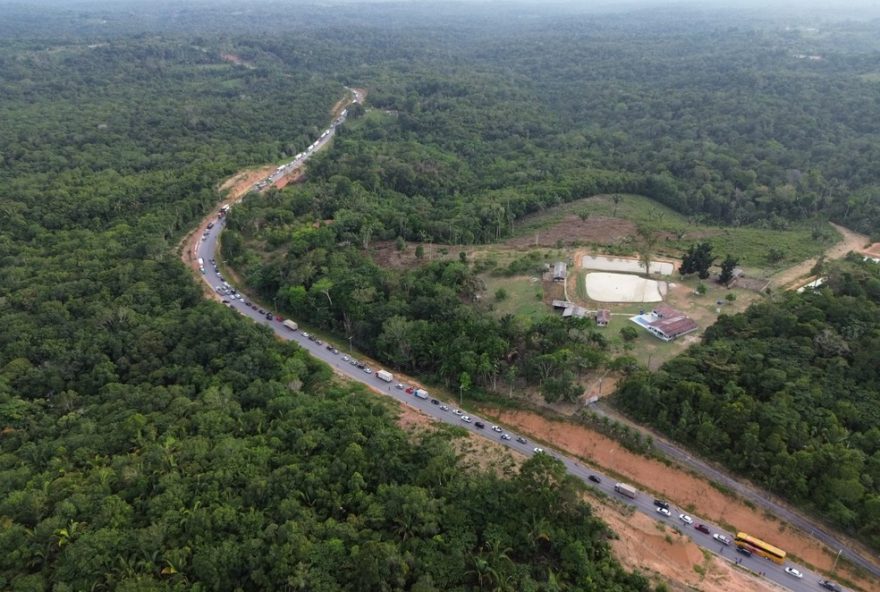 acidente-na-rodovia-am-010-deixa-4-mortos-e-18-feridos3B-pista-liberada