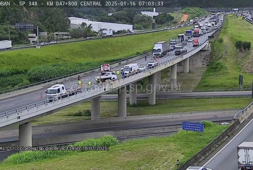 acidente-na-rodovia-dos-bandeirantes-envolvendo-utilitario-carregado-gera-interdicao-e-congestionamento-em-jundiai-sp