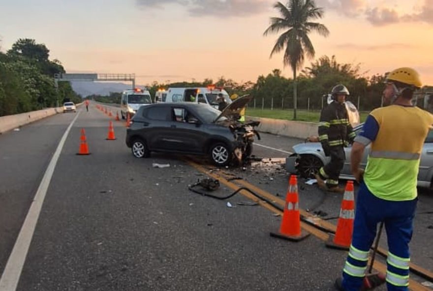 acidente-na-rodovia-dos-tamoios3A-idosa-de-73-anos-ferida-em-colisao-frontal-alerta-de-seguranca-viaria acidente-na-rodovia-dos-tamoios3A-idosa-de-73-anos-ferida-em-colisao-frontal-alerta-de-seguranca-viaria