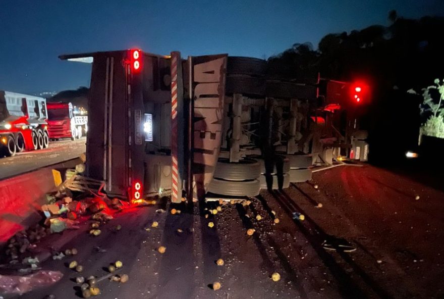 acidente-na-rodovia-fernao-dias3A-carreta-tomba-com-frutas-e-causa-transtorno-para-motoristas-em-belo-horizonte
