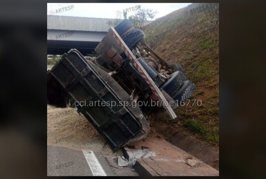 acidente-na-rodovia-raposo-tavares-em-sorocaba3A-motorista-de-caminhao-morre-e-passageiro-e-socorrido-em-estado-grave