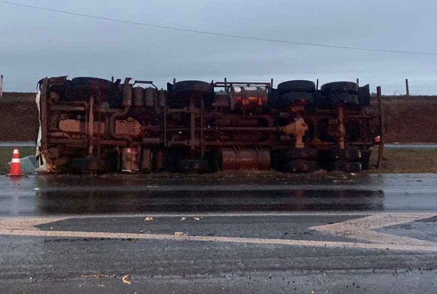 acidente-na-sp-1273A-caminhao-tomba-apos-colidir-em-piracicaba