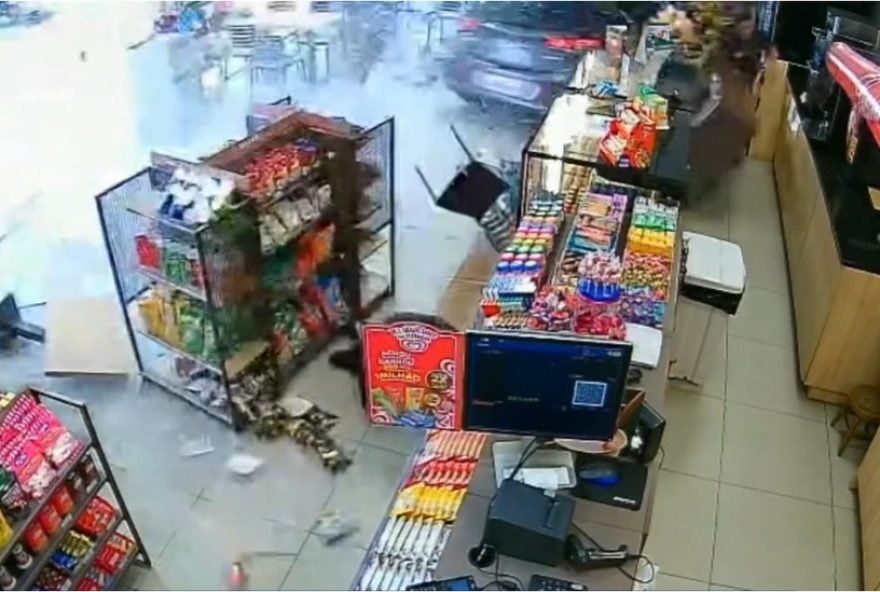 acidente-no-butanta3A-motorista-perde-controle-e-destroi-loja-de-conveniencia-em-posto-de-gasolina