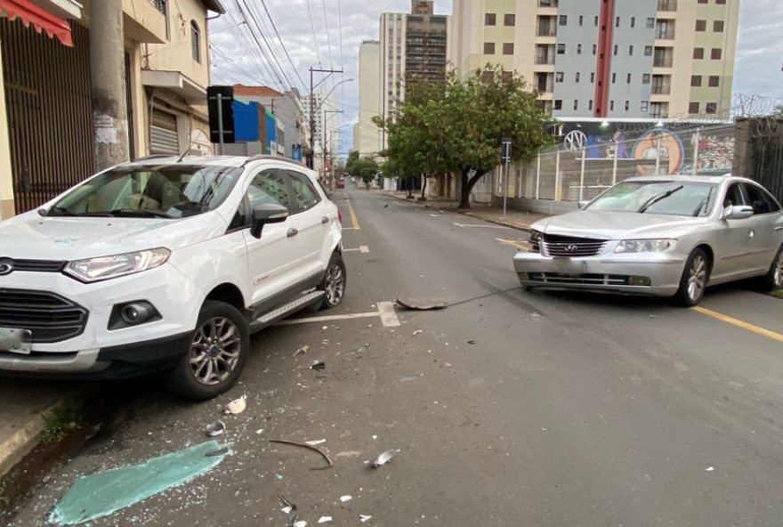 acidente-no-centro-de-piracicaba3A-carros-estacionados-atingidos-por-motorista-fugitivo
