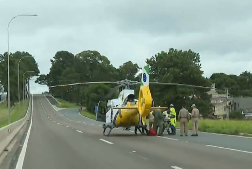 acidente-no-contorno-sul-de-curitiba3A-motociclista-e-resgatado-apos-colidir-contra-caminhao