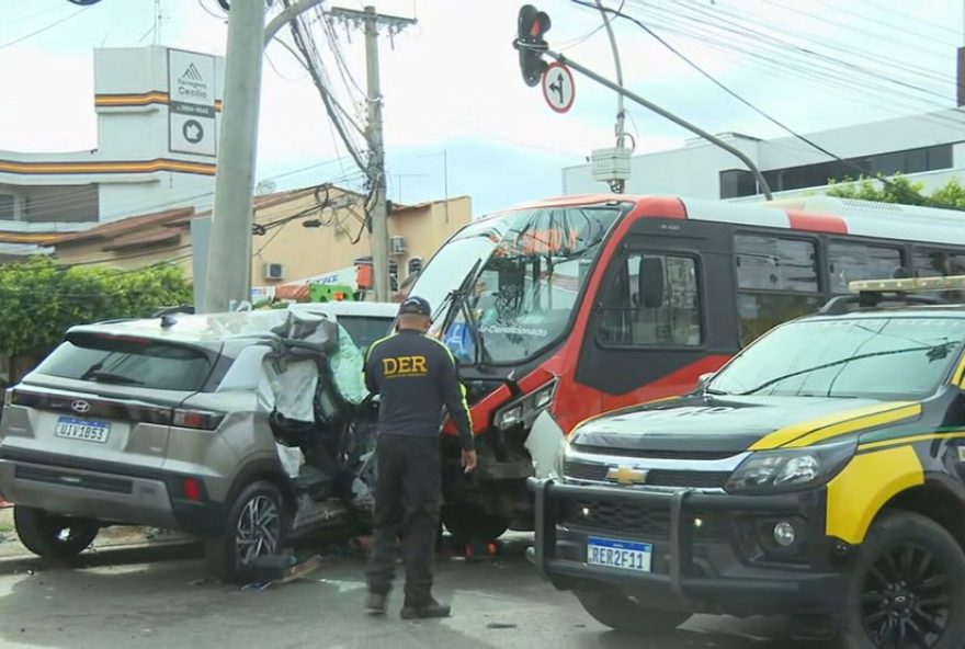 acidente-no-df3A-carro-e-prensado-entre-poste-e-onibus-em-taguatinga