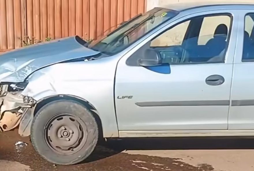 acidente-no-recanto-do-bosque-em-goiania3A-carro-avanca-sinal-de-pare-e-atinge-outro-veiculo