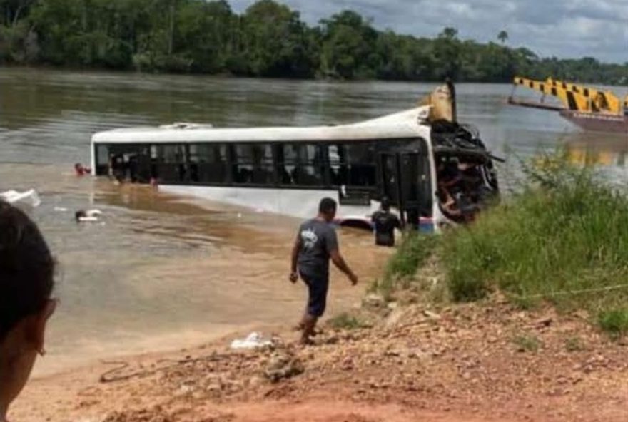 acidente-no-rio-moju2C-para3A-onibus-cai-de-balsa-e-uma-pessoa-esta-desaparecida