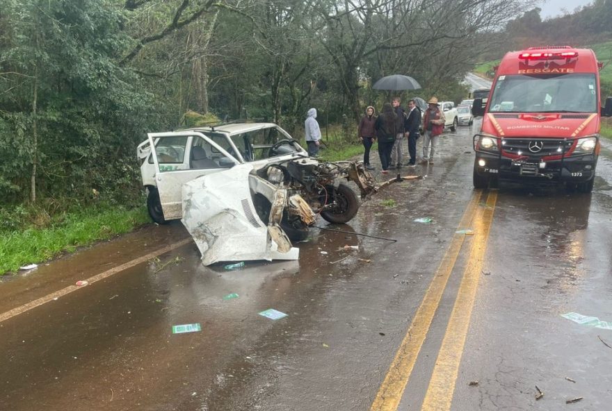 acidente-por-aquaplanagem-deixa-adulto-e-crianca-gravemente-feridos-na-rs-211-em-paulo-bento