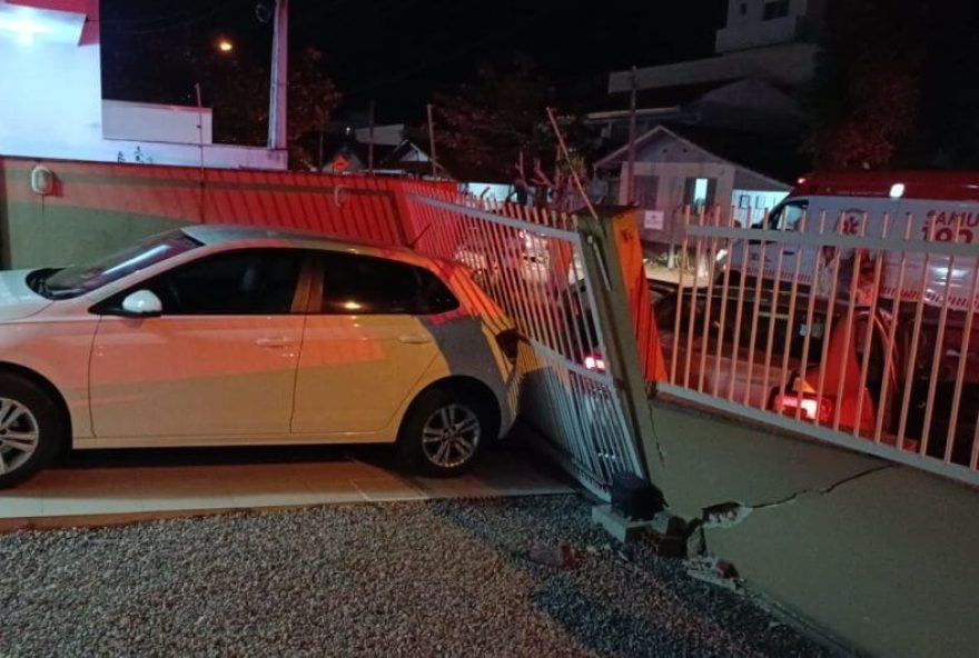 Muro em que o condutor bateu ao passar mal (Reprodução/PM)