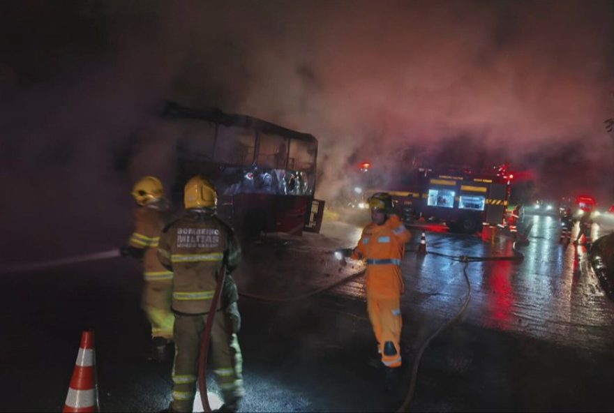 acidente-provoca-incendio-em-onibus-na-br-3812C-em-sabara3A-passageiros-a-salvo2C-motociclista-desaparecido