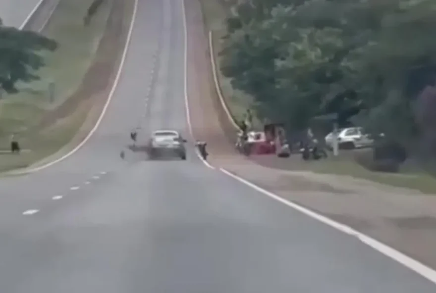 Adolescente bateu na traseira do carro. (Foto: Reprodução/Redes sociais)