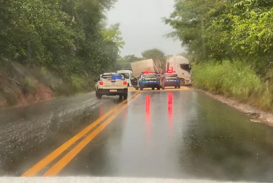 Carreta bate em três carros e deixa feridos na baixada do Rio Caldas, em Goiás