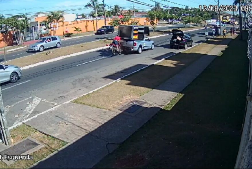 imagens mostram o motociclista trafegando em alta velocidade (Foto: reprodução de vídeo/câmera de segurança)