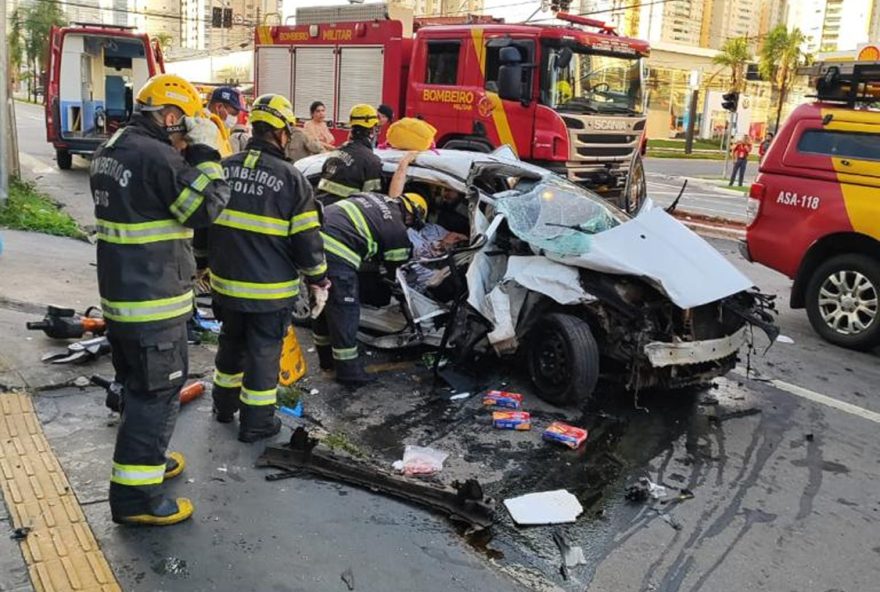 Colisão na Av. T 7 leva veículo a invadir loja de colchões. Bombeiros atuam no resgate das vítimas (Foto: Divulgação/CBMGO)