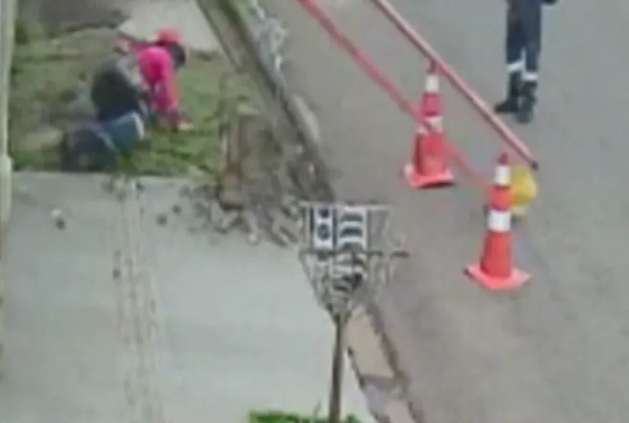 Poucos segundos após subir, parte do concreto na região da base começa a se desprender e o poste tomba. (Foto: Reprodução/TV Anhanguera)