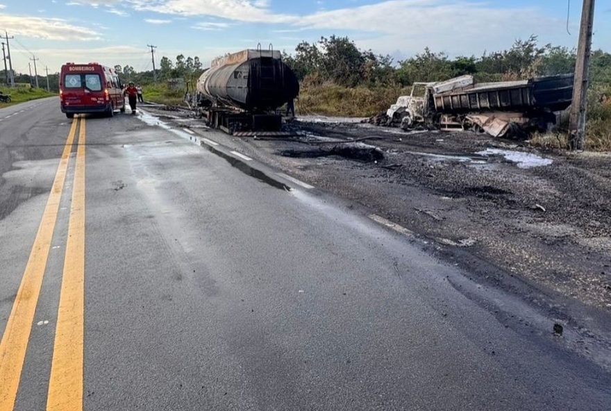 acidente-tragico-na-br-4023A-caminhao-tanque-colide-e-explode2C-vitimando-motorista-em-primeira-cruz.-bombeiros-controlam-incendio.-medidas-de-seguranca-sao-exigidas