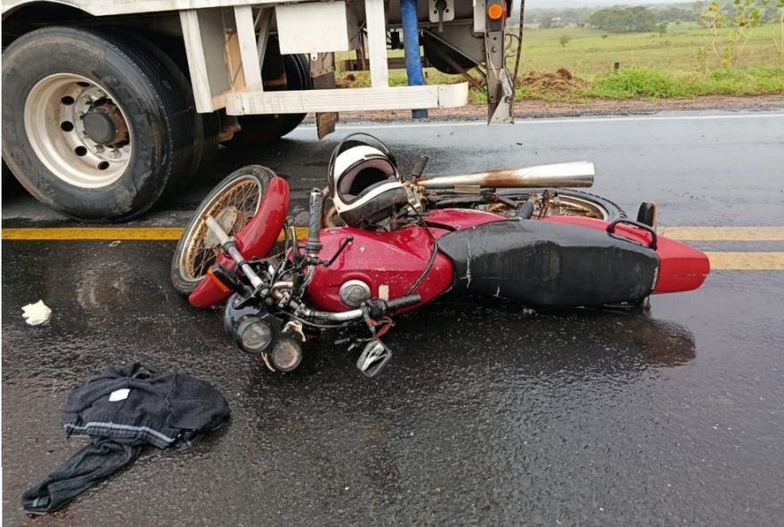 acidente-tragico-na-mgc-1223A-caminhao-boiadeiro-causa-morte-de-motociclista