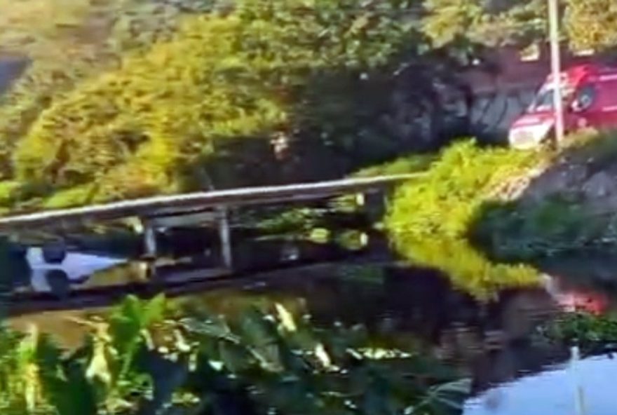 acidente-tragico-na-zona-oeste-do-rio-de-janeiro3A-carro-cai-em-canal-em-guaratiba2C-resultando-em-duas-mortes-e-feridos acidente-tragico-na-zona-oeste-do-rio-de-janeiro3A-carro-cai-em-canal-em-guaratiba2C-resultando-em-duas-mortes-e-feridos