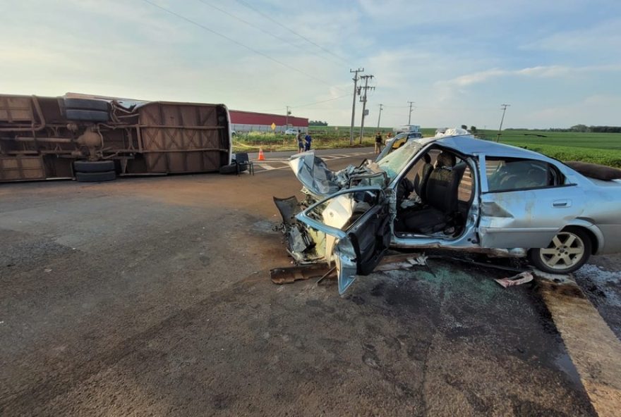 acidente-tragico-no-parana3A-onibus-tomba-apos-colisao2C-resultando-em-uma-morte-e-nove-feridos2C-comunidade-consternada-aguarda-por-mais-informacoes.-medidas-de-prevencao-sao-fundamentais