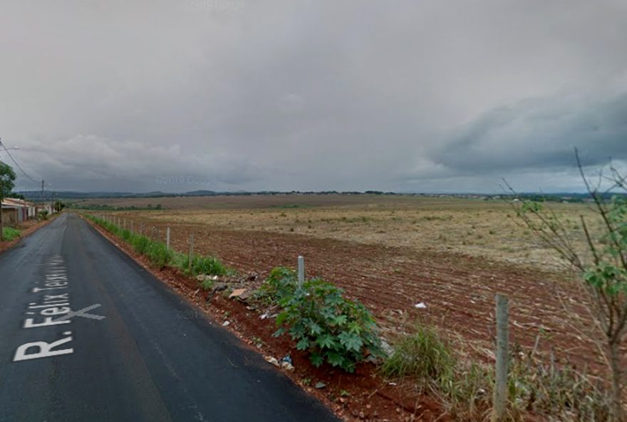 Imagem do local onde a aeronave de pequeno porte caiu, demonstrando a ausência de danos a edificações e a preservação do espaço (Foto: reprodução/ Google Street View)