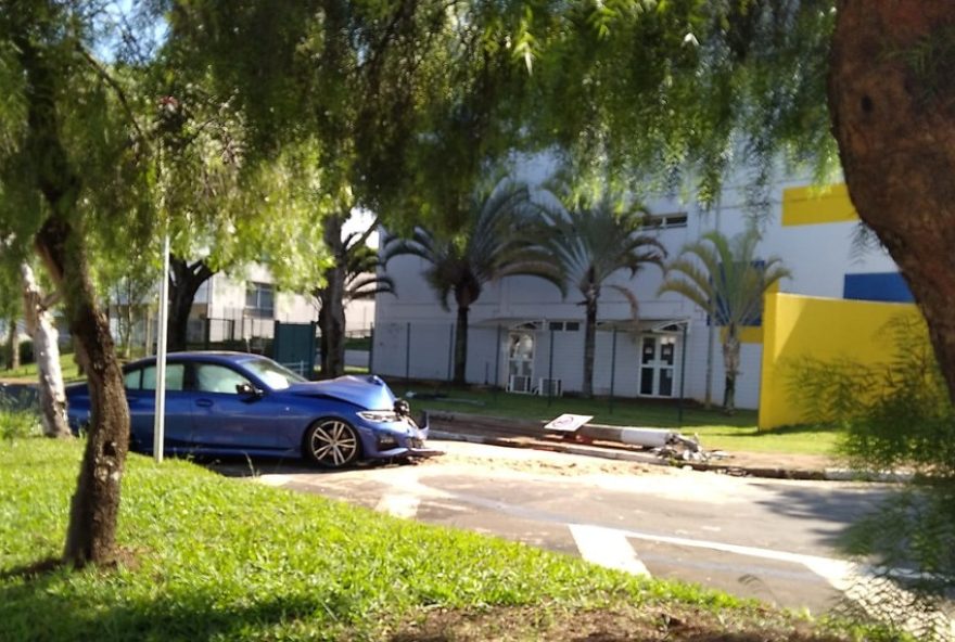 acidente3A-bmw-derruba-poste-em-cruzamento-de-campinas-o-que-fazer3F