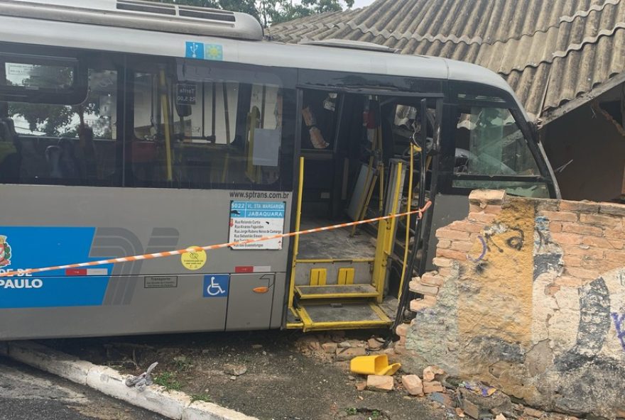 acidente3A-micro-onibus-invade-residencia-e-deixa-feridos-na-zona-sul-de-sp