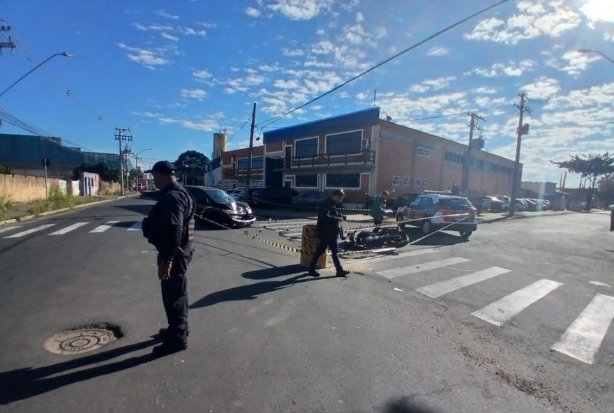 acidente3A-moto-bate-em-carro-em-cruzamento-de-indaiatuba-assista-ao-video