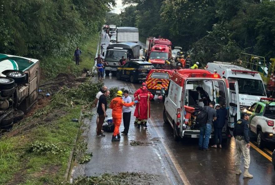 acidente3A-onibus-tomba-com-28-passageiros-na-br-153 acidente3A-onibus-tomba-com-28-passageiros-na-br-153